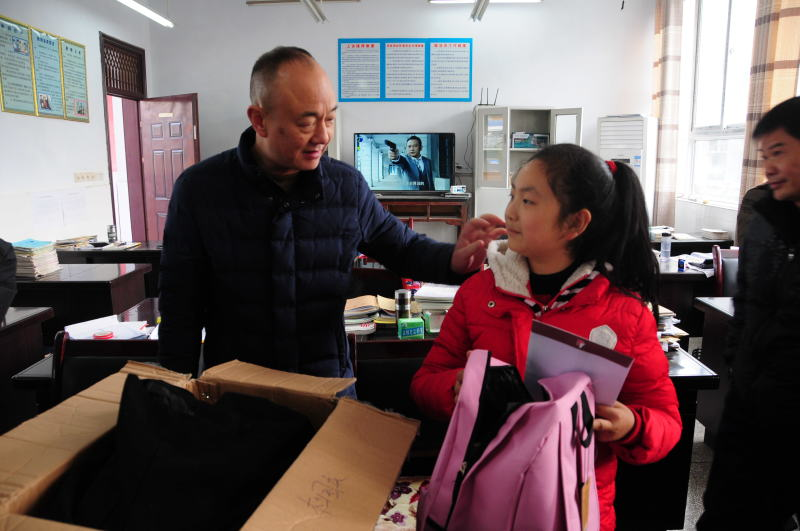 工作队为三宝村2组贫困户杜光生的孙女儿（杜国庆）送去1500元救助金及慰问品